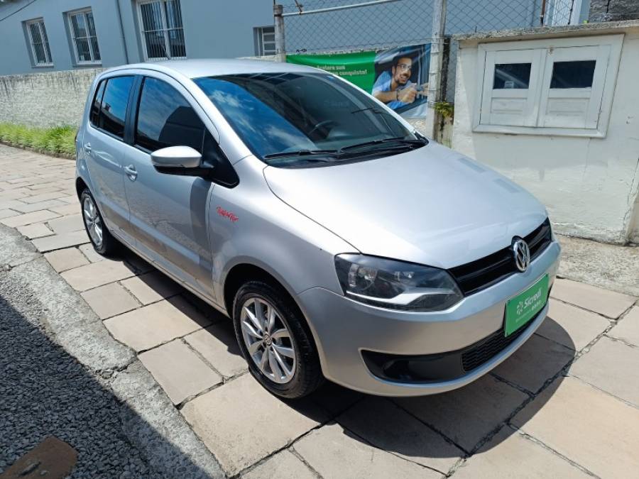VOLKSWAGEN - FOX - 2013/2014 - Prata - R$ 45.900,00