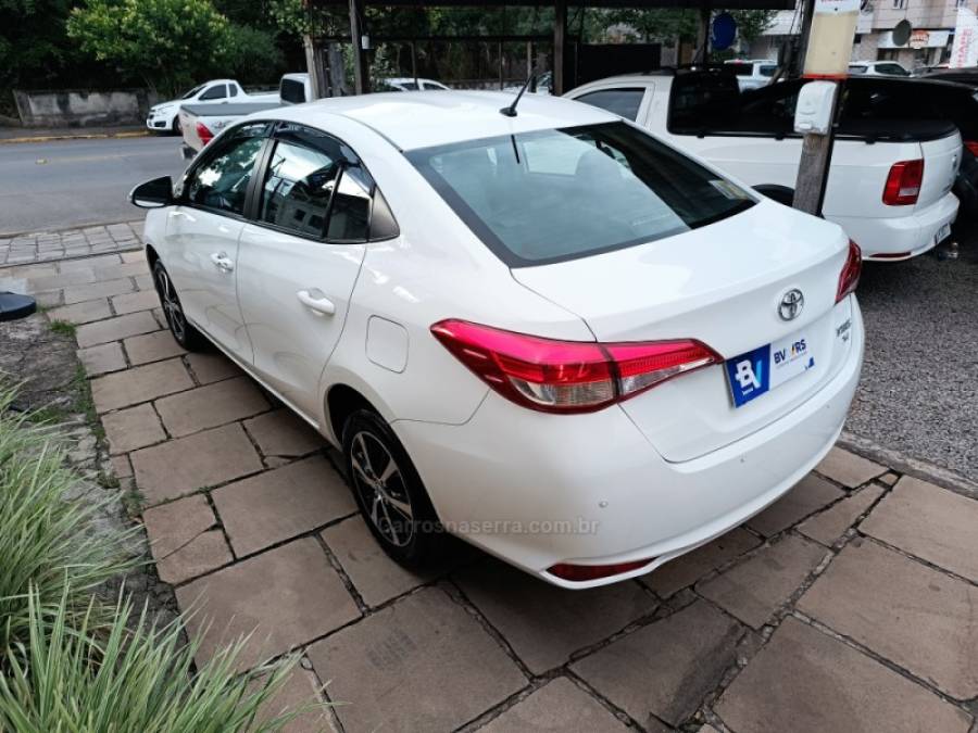 TOYOTA - YARIS - 2020/2021 - Branca - R$ 82.900,00