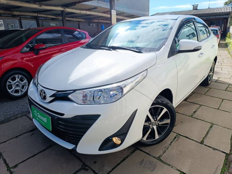 TOYOTA - YARIS - 2020/2021 - Branca - R$ 85.900,00