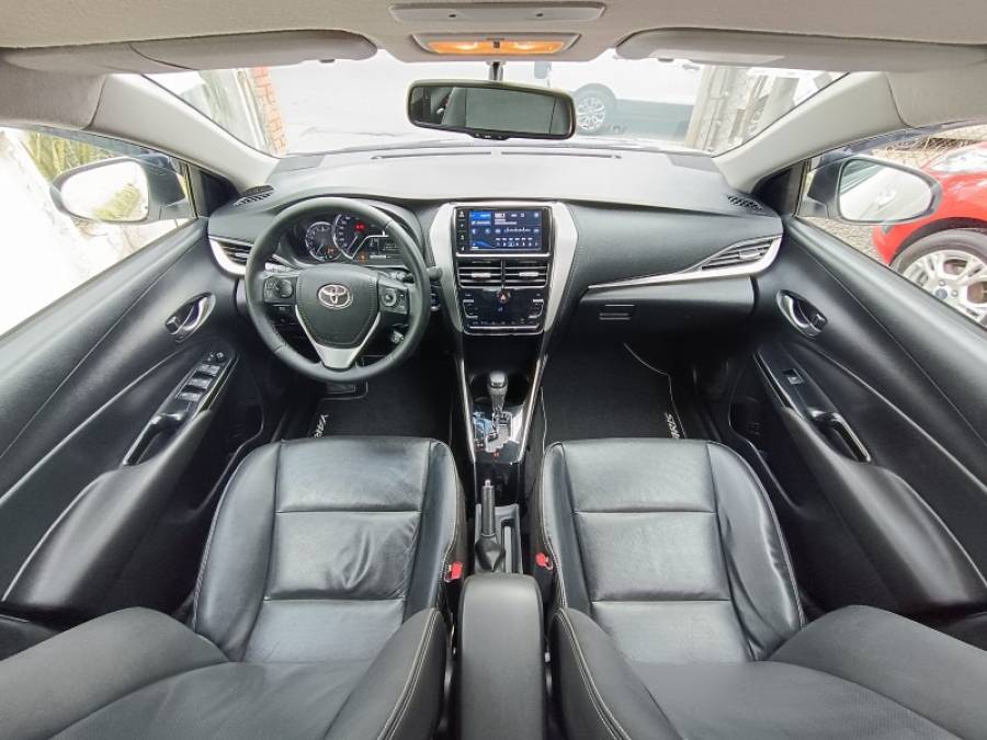 TOYOTA - YARIS - 2020/2021 - Branca - R$ 85.900,00