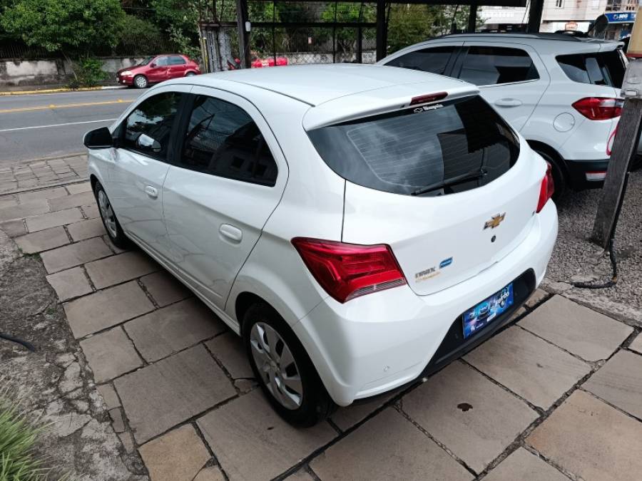 CHEVROLET - ONIX - 2017/2018 - Branca - R$ 64.900,00