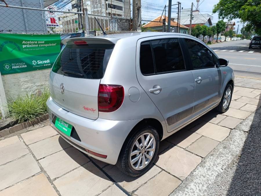 VOLKSWAGEN - FOX - 2013/2014 - Prata - R$ 45.900,00