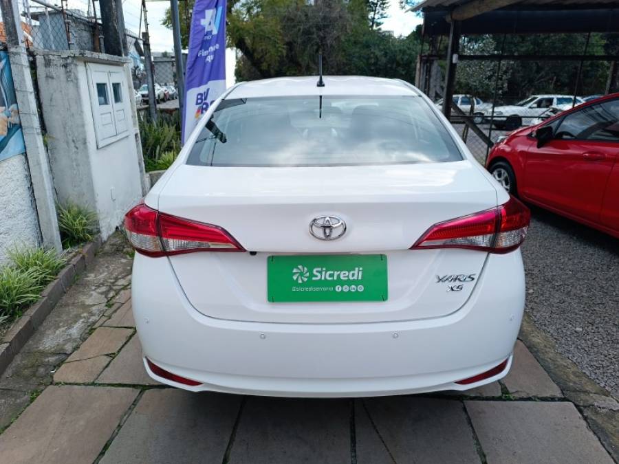 TOYOTA - YARIS - 2020/2021 - Branca - R$ 79.900,00