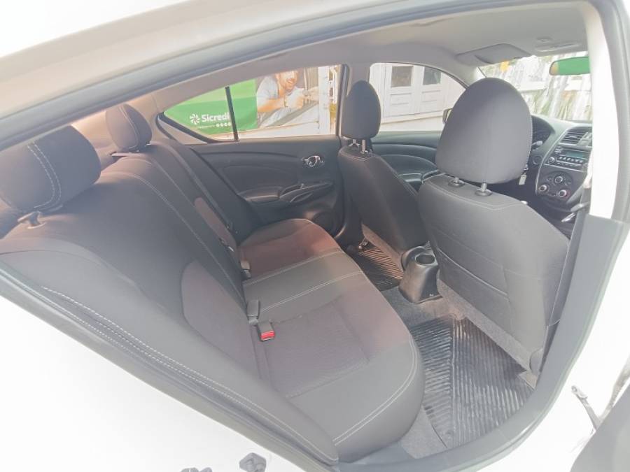 NISSAN - VERSA - 2015/2016 - Branca - R$ 52.900,00