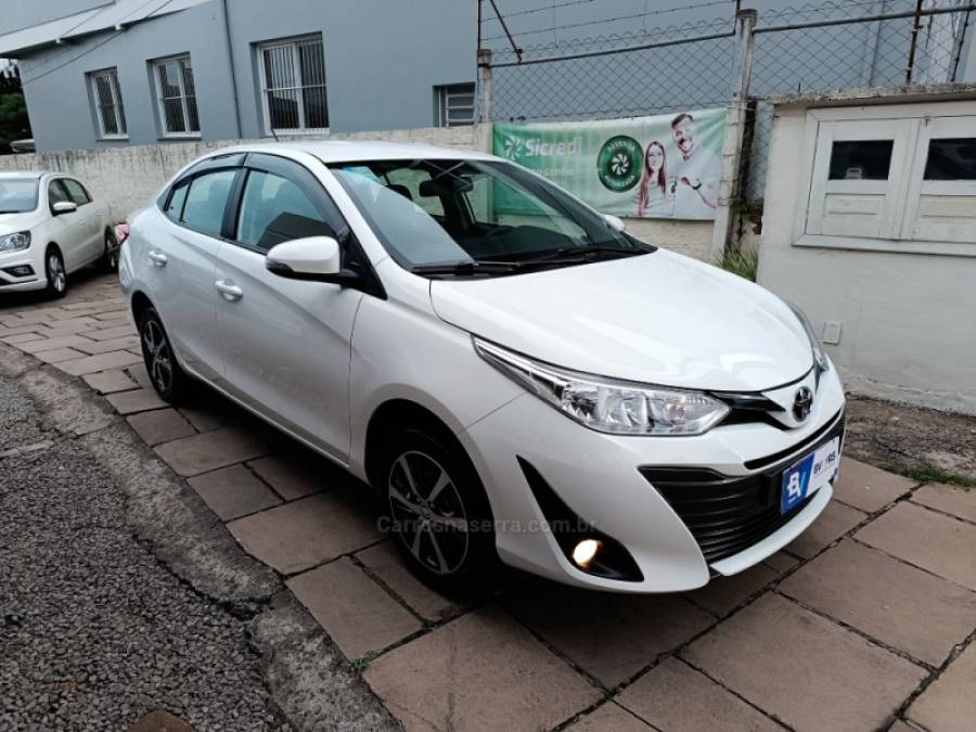 TOYOTA - YARIS - 2020/2021 - Branca - R$ 82.900,00