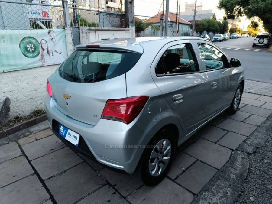 CHEVROLET - ONIX - 2017/2018 - Prata - R$ 54.900,00