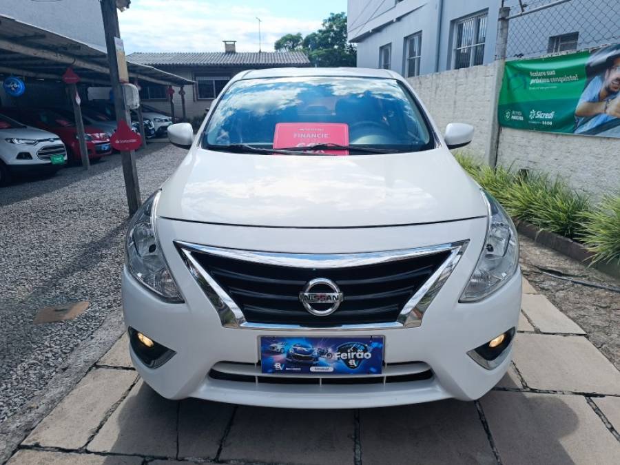 NISSAN - VERSA - 2015/2016 - Branca - R$ 52.900,00