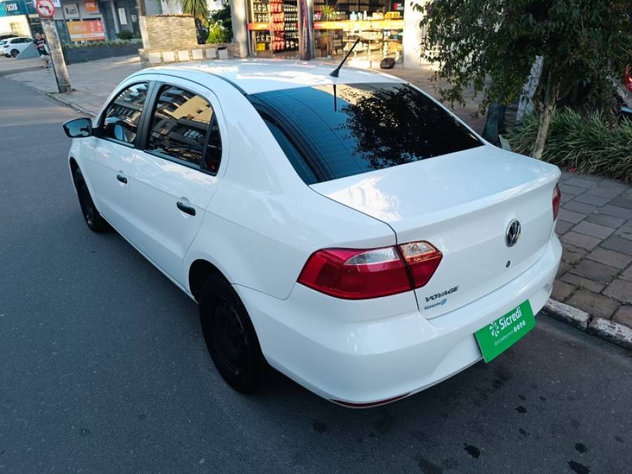 VOLKSWAGEN - VOYAGE - 2016/2017 - Branca - R$ 46.900,00