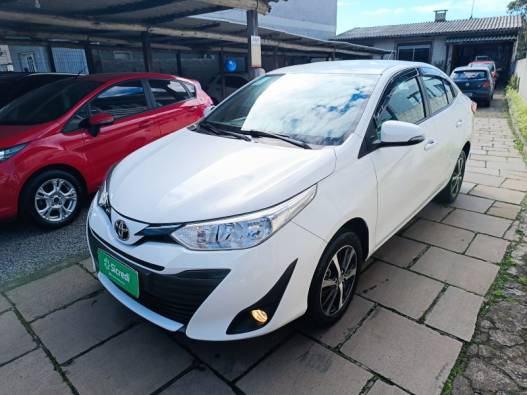TOYOTA - YARIS - 2020/2021 - Branca - R$ 85.900,00